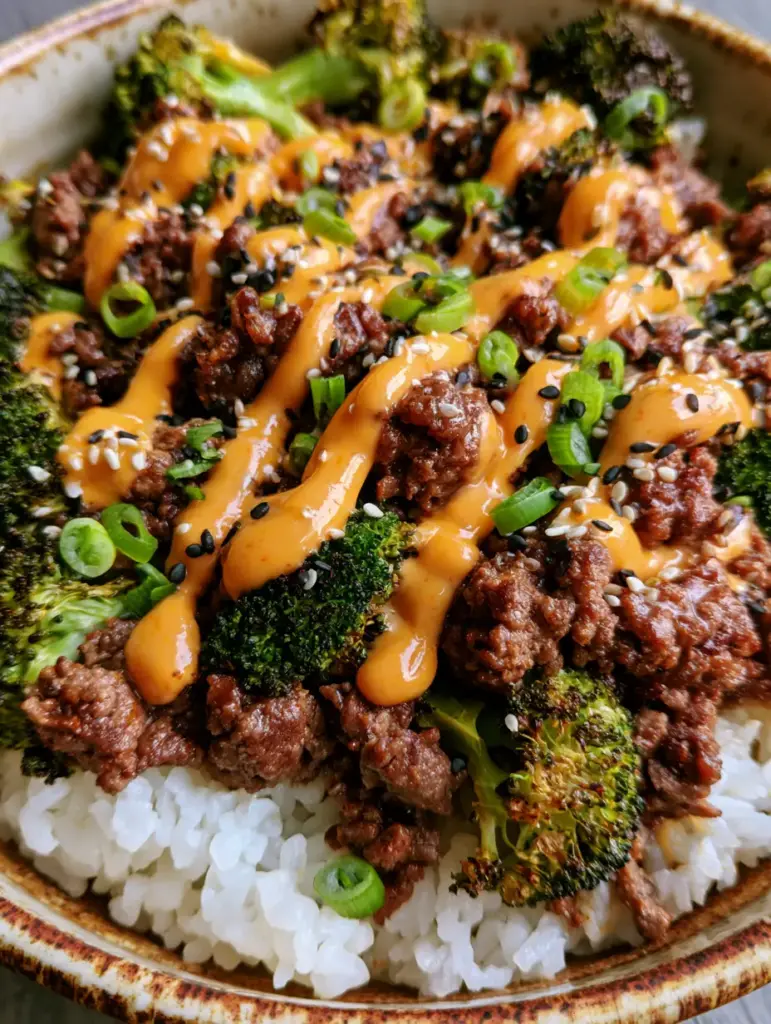 Hackfleisch-Brokkoli-Bowl: Das ultimative 20-Minuten-Rezept für Genießer 1 Smartphone-Foto einer fertigen Hackfleisch-Brokkoli-Bowl mit Sesam-Garnitur.
