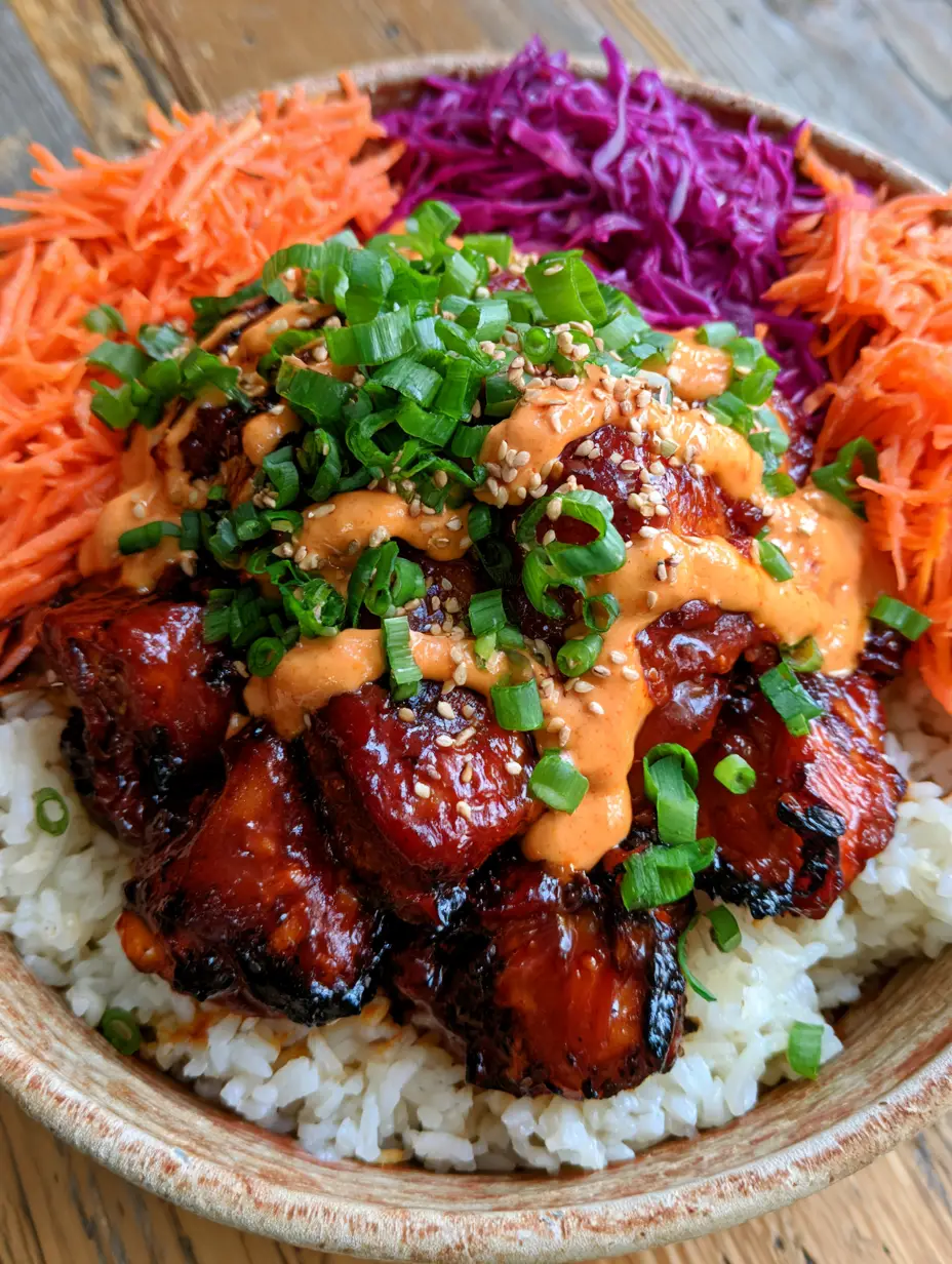 BBQ Chicken Bowls mit Gochujang: Das ultimative Rezept für koreanisches Comfort Food 3 Nahaufnahme von karamellisiertem Hähnchen in einer Schüssel mit leuchtendem Gemüse. (bbq chicken bowls)