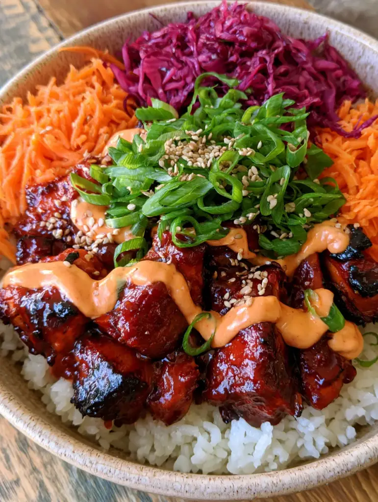 BBQ Chicken Bowls mit Gochujang: Das ultimative Rezept für koreanisches Comfort Food 1 Scharfe Ansicht der Gochujang-Mayo-Sauce auf dem glänzenden BBQ Hähnchen.